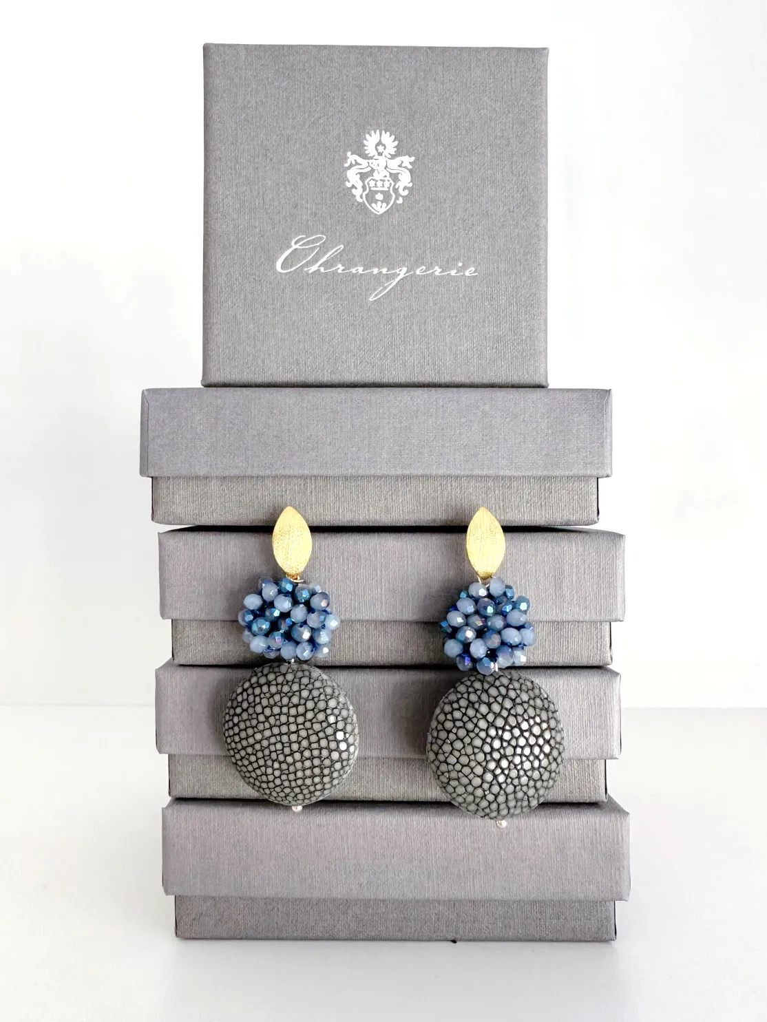 ohrangerie Graue Stücke | Blaue Stücke<Ohrringe aus Rochenleder grau mit oxfordblauen Glitzersteinchen
