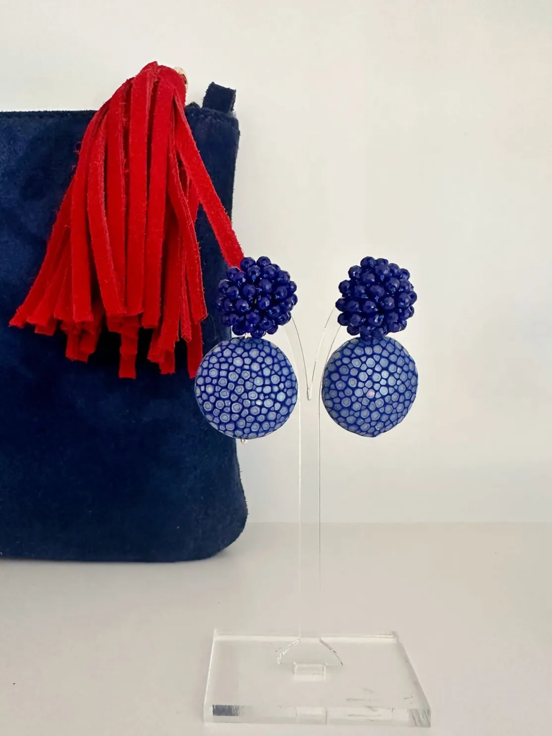 ohrangerie Blaue Stücke | Ohrringe Aus Rochenleder<Ohrringe aus Rochenleder mit Glitzerbeerensteckern, blitzblau
