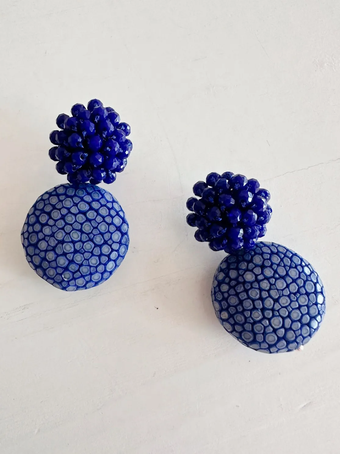 ohrangerie Blaue Stücke | Ohrringe Aus Rochenleder<Ohrringe aus Rochenleder mit Glitzerbeerensteckern, blitzblau