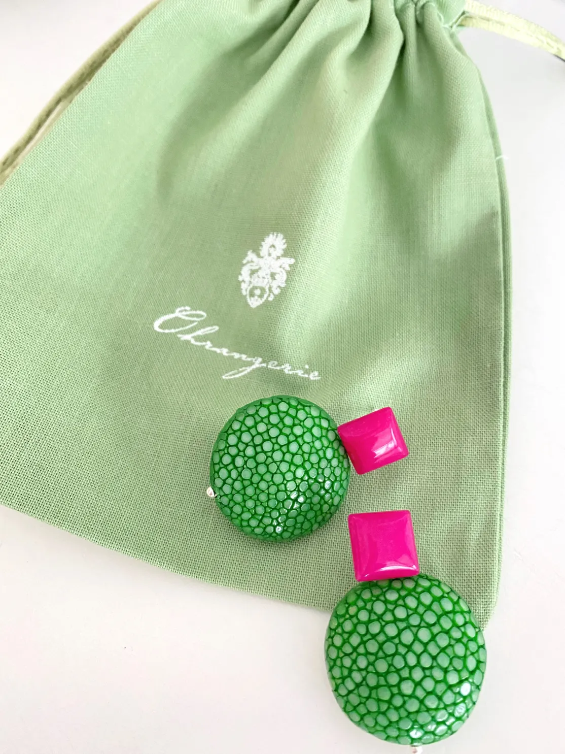ohrangerie Pinke Stücke | Grüne Stücke<Ohrringe aus Rochenleder mit Jade, grasgrün-pink