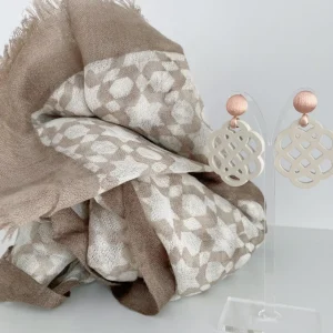 ohrangerie Erdige Stücke | Hochzeitsohrringe<"Anemone" aus Horn, beige
