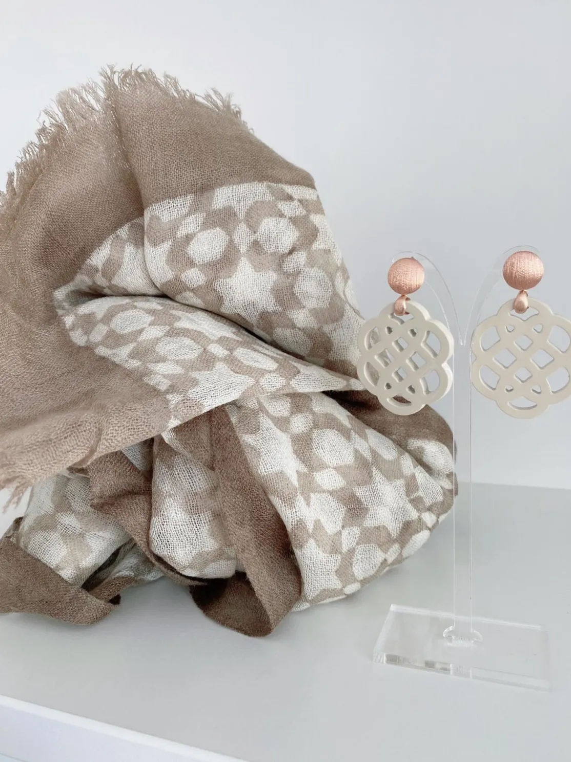 ohrangerie Erdige Stücke | Hochzeitsohrringe<"Anemone" aus Horn, beige