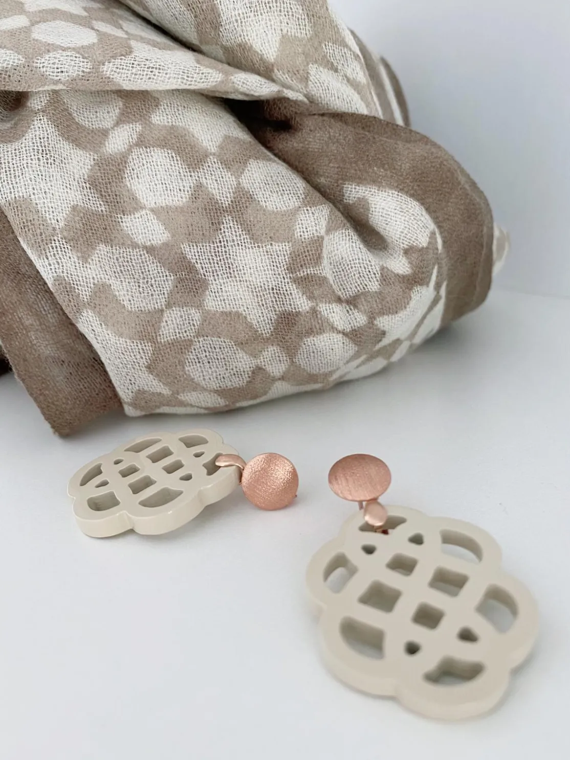 ohrangerie Erdige Stücke | Hochzeitsohrringe<"Anemone" aus Horn, beige