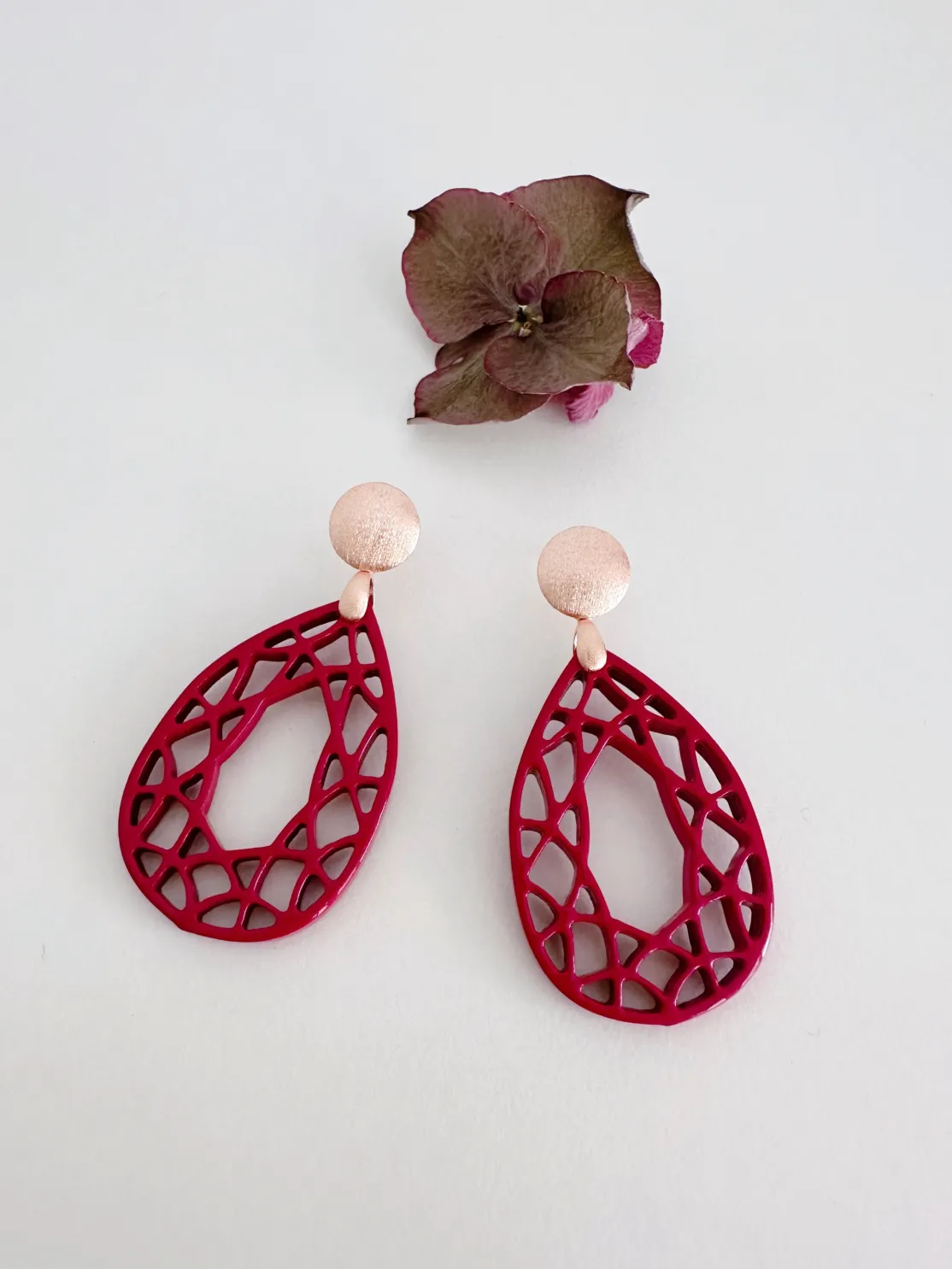 ohrangerie Rosa Stücke | Ohrringe Aus Horn<"Diamant" aus Horn, cranberryrot