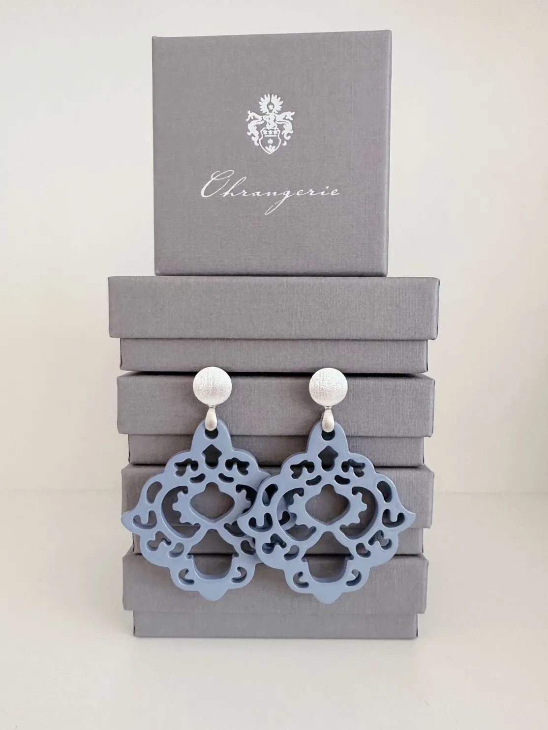 ohrangerie Blaue Stücke | Ohrringe Aus Horn<"Glockenblume" aus Horn, taubenblau